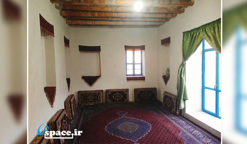 اتاقی به سبک سنتی اقامتگاه بوم گردی نیشتمان - سنندج - روستای دولاب